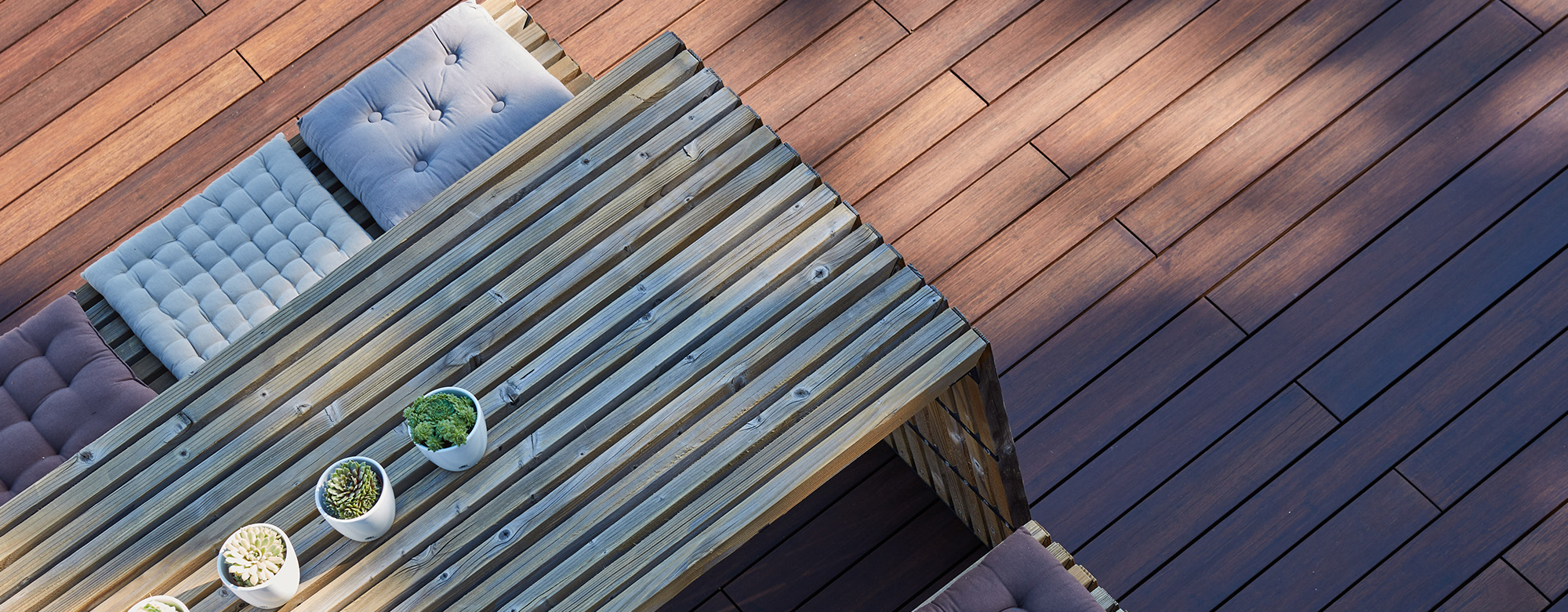 Terrasse og facade med i-CLiPS og Moso® Bamboo, der fremhæver naturlig skønhed og holdbarhed.