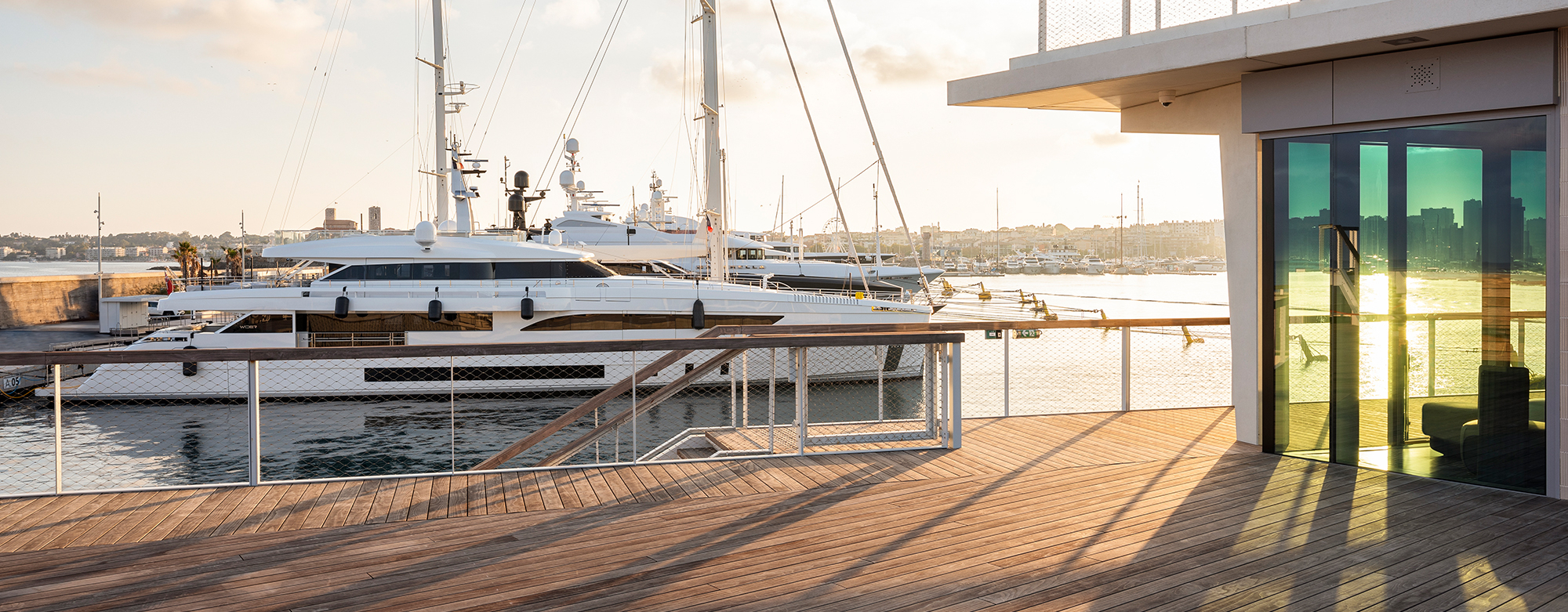 Marina-terrasse på Den Franske Riviera med i-CLiPS by GRAD® system, der byder på fantastisk havudsigt og moderne design.