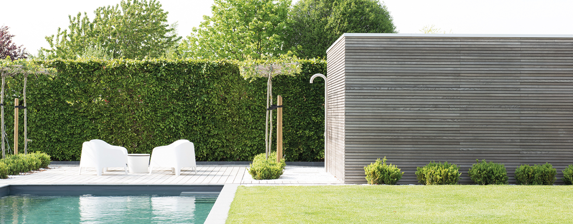 Poolhus med elegant i-CLiPS by GRAD® Thermo Ask beklædning og terrasse.